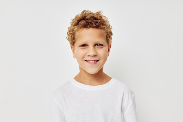 Curly Boy children39s Stil Mode Emotionen Kindheit unverändert