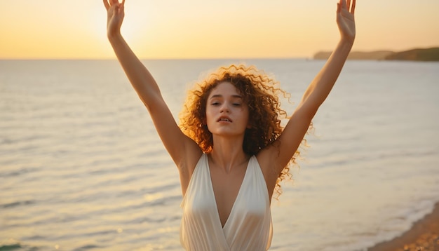 Foto curly girl in seidenkleidung mit erhobenen armen am meer