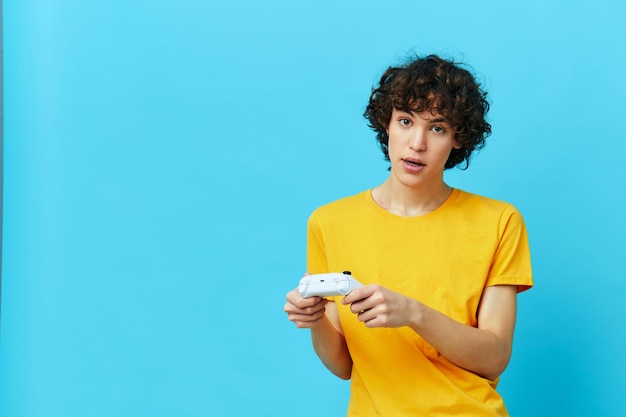 Curly Guy in spielt Gamepad-Technologien