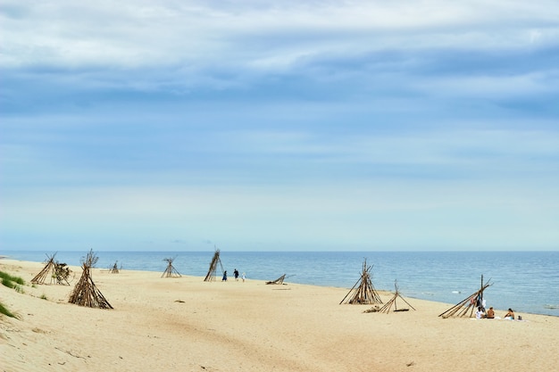 Curonian Spit, Rusia - 21 de agosto de 2020. La gente descansa con sus familias en una playa salvaje. Wigwam de playa