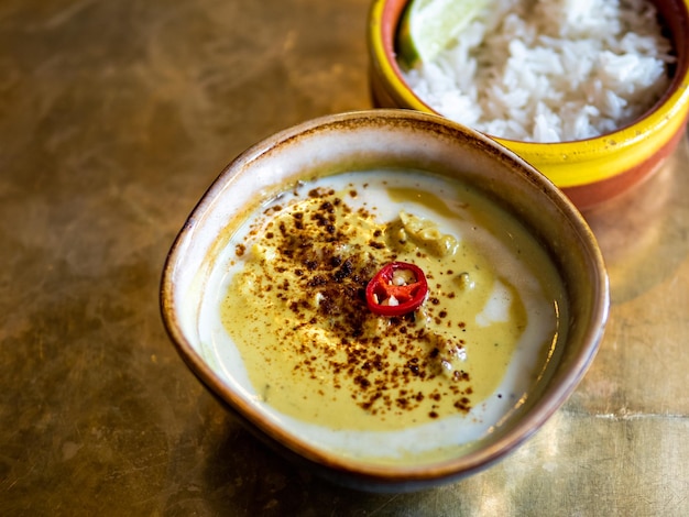 Foto curry amarelo com couve-flor e grão de bico