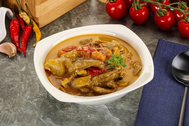 Curry amarelo Thai com carne bovina