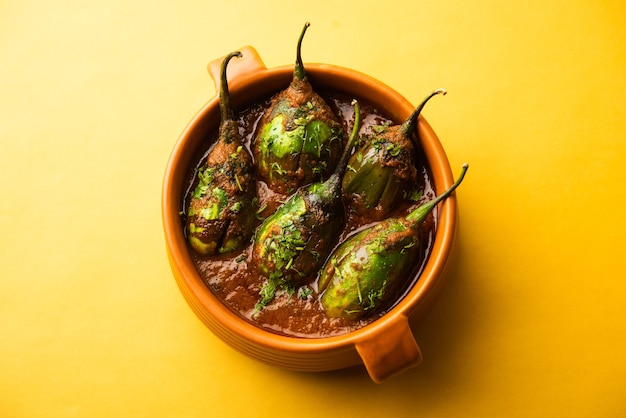 El curry de berenjena también conocido como baingan picante o masala de berenjena, una receta de plato principal popular de la India que se sirve en un tazón, karahi o sartén