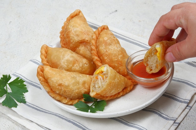 Curry Blätterteig Karipap oder Pastel Goreng ist Gebäck beliebt in Indonesien