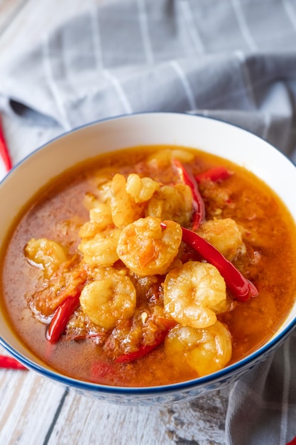 Curry de camarones con guindilla roja