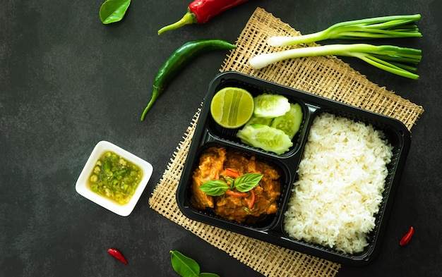 Curry de cerdo seco con leche de coco Panaeng Una famosa comida tailandesa servida en concepto de caja de entrega