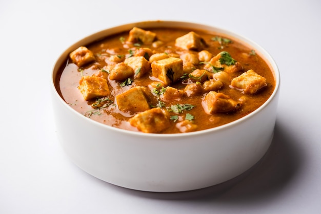 Curry Chole Paneer elaborado con garbanzos hervidos con requesón con especias. Receta popular del norte de la India. servido en un tazón o fuente para servir. Enfoque selectivo