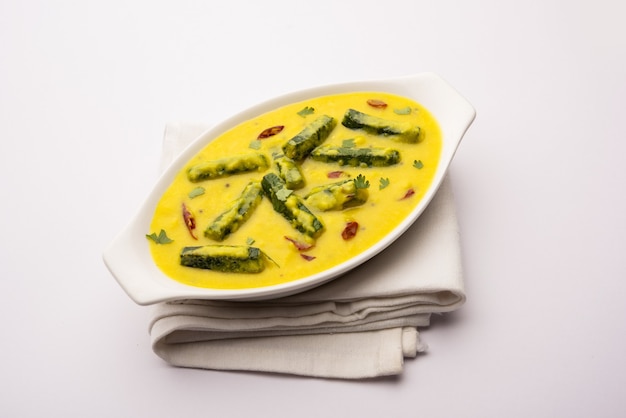 Curry para damas o bhindi o salsa de okra masala. enfoque selectivo