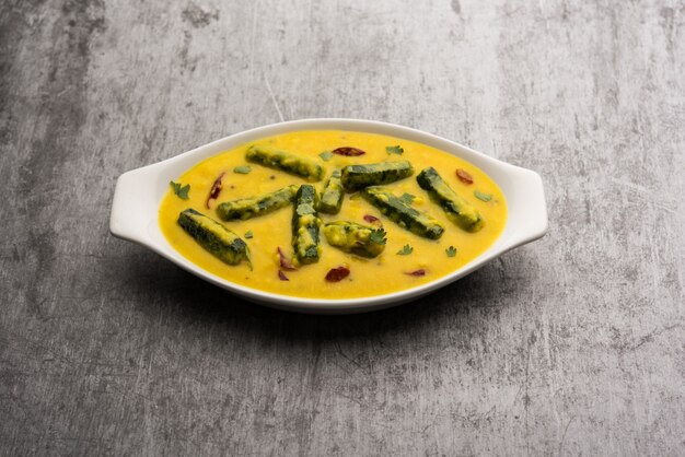 Curry para damas o bhindi o salsa de okra masala. enfoque selectivo