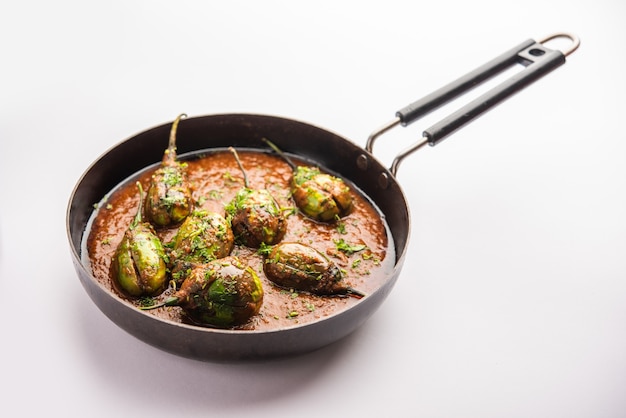 Curry de berinjela também conhecido como baingan picante ou masala de berinjela, uma receita de prato principal popular da Índia servido em uma tigela, karahi ou panela