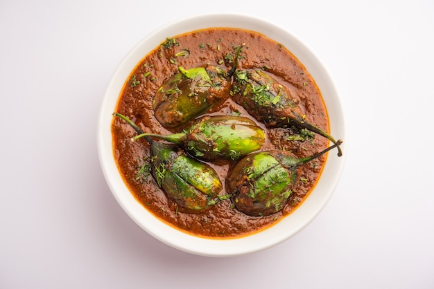 Curry de berinjela também conhecido como baingan picante ou masala de berinjela, uma receita de prato principal popular da Índia servido em uma tigela, karahi ou panela