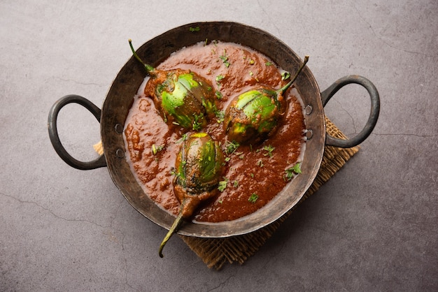 Curry de berinjela também conhecido como baingan picante ou masala de berinjela, uma receita de prato principal popular da Índia servido em uma tigela, karahi ou panela