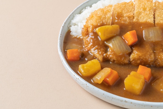Curry de costeleta de porco frito com arroz