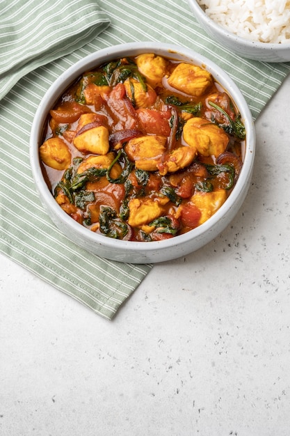 Curry de frango bombay com espinafre, tomate e arroz