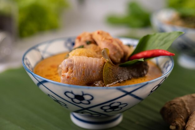 Curry de frango com abóbora de cera em um copo de cerâmica