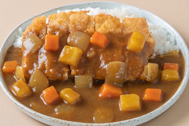 Curry de frango frito com arroz - comida japonesa