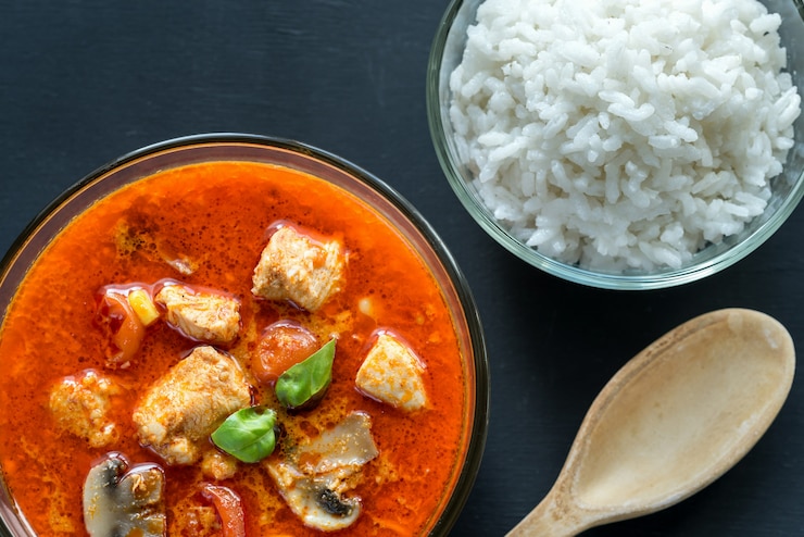 Foto curry de frango vermelho tailandês com arroz branco