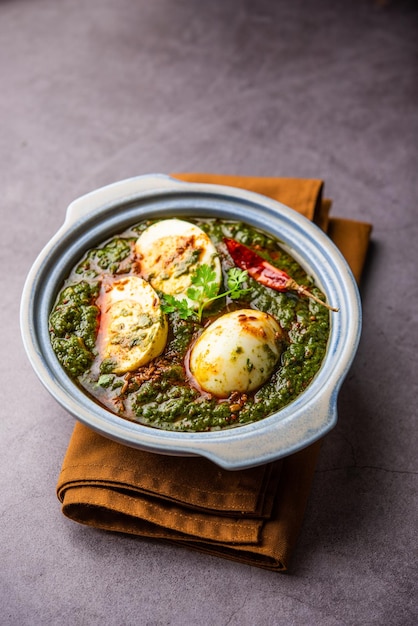 Curry de ovo de espinafre é um prato não vegetariano indiano feito com molho palak com ovos