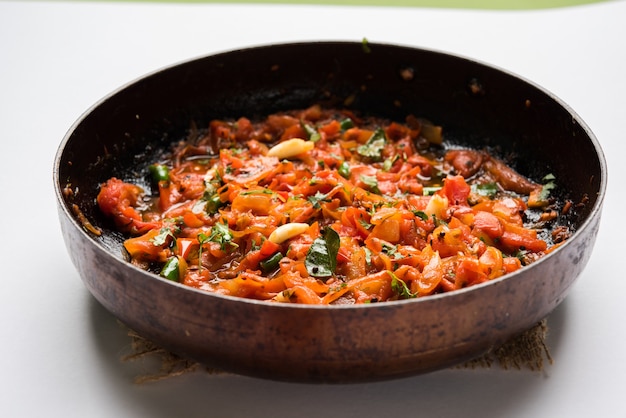 Curry de tomate OU Sabzi, também conhecido como Sabji ou Chutney, servido em uma tigela, popular menu de vegetais indianos como prato principal. foco seletivo