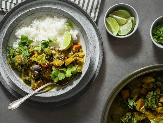 Curry de vegetais vegan com arroz