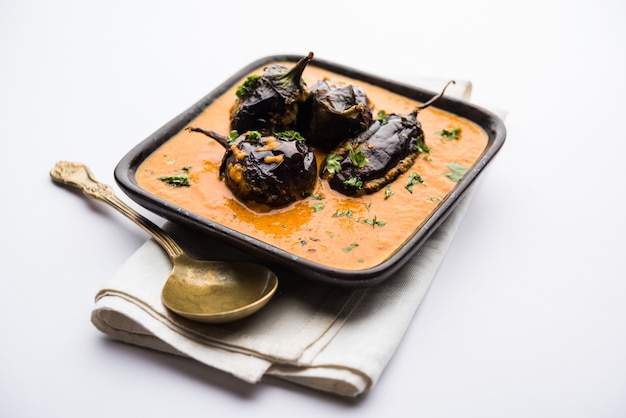 Curry Dum aloo indiano com batatas fritas e temperos, servido em uma tigela