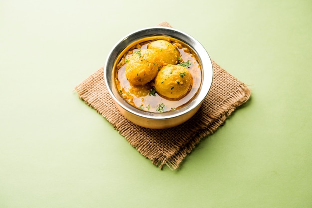 Curry dum aloo indiano com batatas fritas e temperos, servido em uma tigela