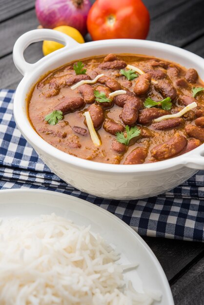 Curry de frijoles o arroz rajma o rajmah chawal y roti, plato principal típico del norte de la India, enfoque selectivo