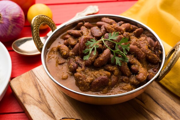 Foto curry de frijoles o arroz rajma o rajmah chawal y roti, plato principal típico del norte de la india, enfoque selectivo