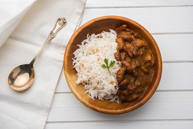 Curry de frijoles o arroz rajma o rajmah chawal y roti, plato principal típico del norte de la India, enfoque selectivo