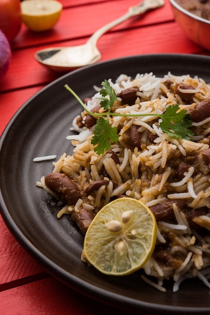 Curry de frijoles o arroz rajma o rajmah chawal y roti, plato principal típico del norte de la India, enfoque selectivo