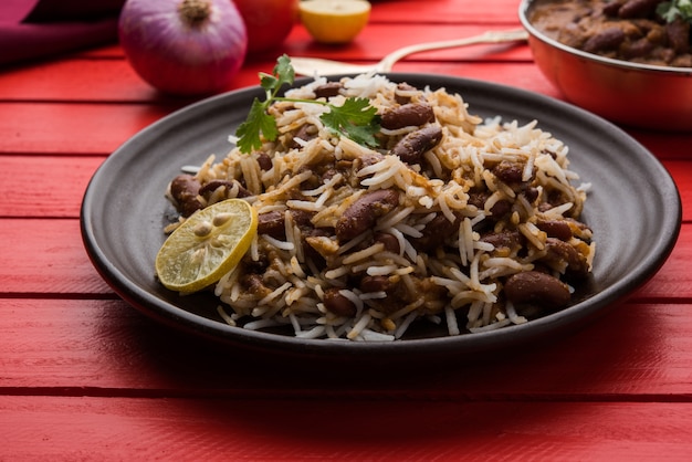 Curry de frijoles o arroz rajma o rajmah chawal y roti, plato principal típico del norte de la India, enfoque selectivo
