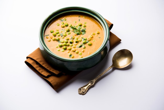 Curry de guisantes verdes o Matar masala servido en un tazón sobre fondo cambiante. enfoque selectivo