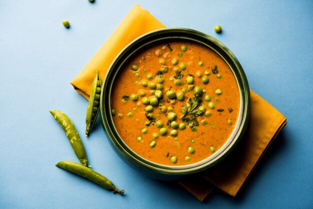 Curry de guisantes verdes o Matar masala servido en un tazón sobre fondo cambiante. enfoque selectivo