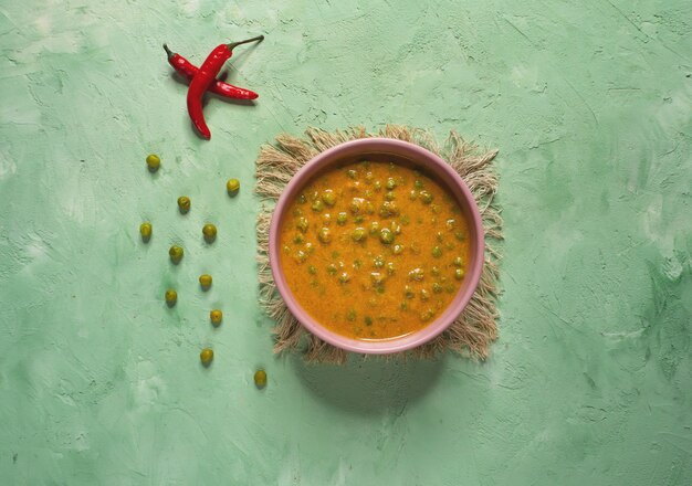 Curry con guisantes verdes. Punjabi, cocina del norte de la India.