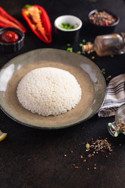 Curry-Hühnerfleisch mit Reisgewürzen Tomatensauce Küche Mahlzeit Snack auf dem Tisch Kopie Raum Essen