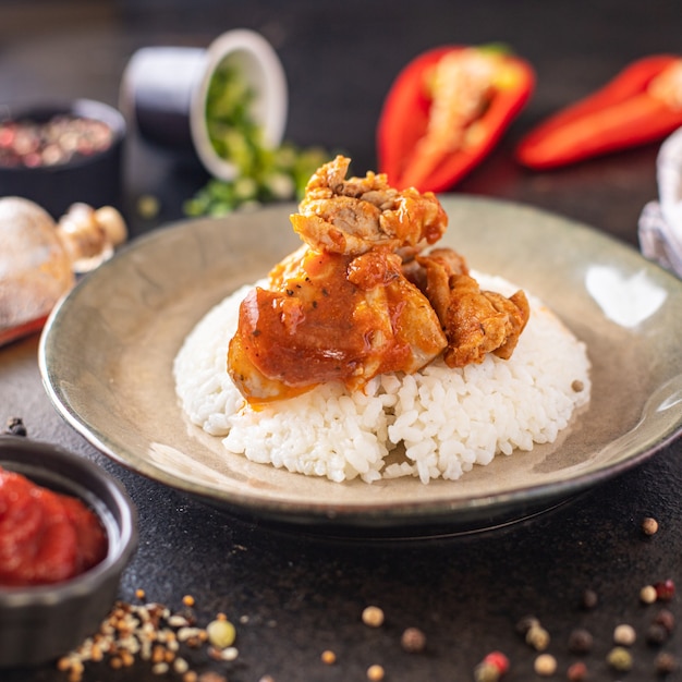 Curry-Hühnerfleisch mit Reisgewürzen Tomatensauce Küche Mahlzeit Snack auf dem Tisch Kopie Raum Essen