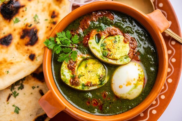 Foto el curry de huevo de espinaca es un plato indio no vegetariano hecho con salsa de palak con huevos