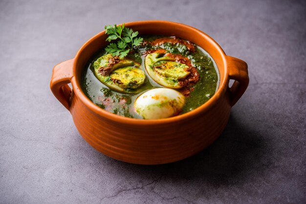 Foto el curry de huevo de espinaca es un plato indio no vegetariano hecho con salsa de palak con huevos