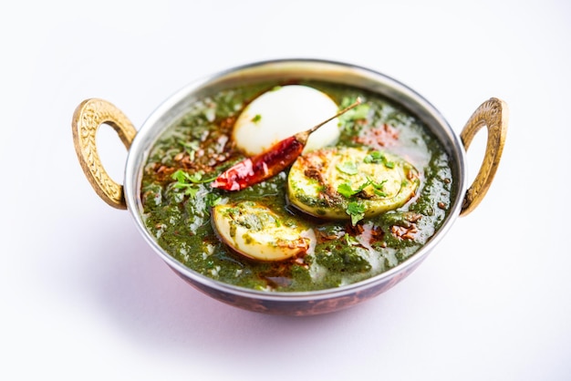 El curry de huevo y espinacas es un plato indio no vegetariano elaborado con salsa palak con huevos