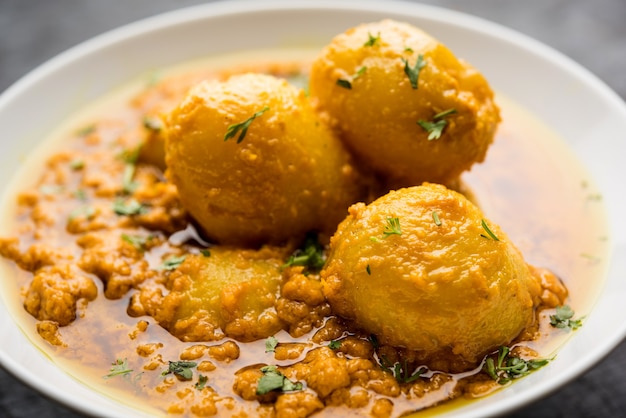 Curry indio Dum aloo con patatas fritas y especias, servido en un bol