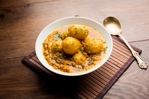 Curry indio Dum aloo con patatas fritas y especias, servido en un bol