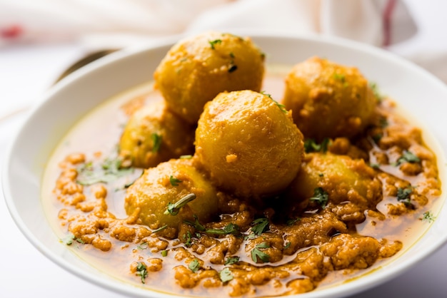 Curry indio Dum aloo con patatas fritas y especias, servido en un bol