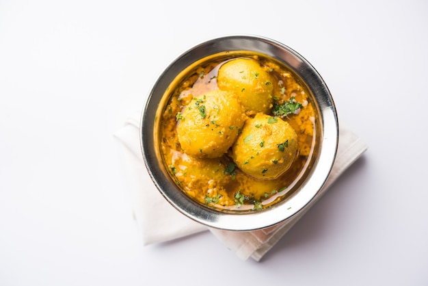 Curry indio Dum aloo con patatas fritas y especias, servido en un bol