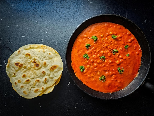 Curry indio de garbanzos con pan plano roti como guarnición