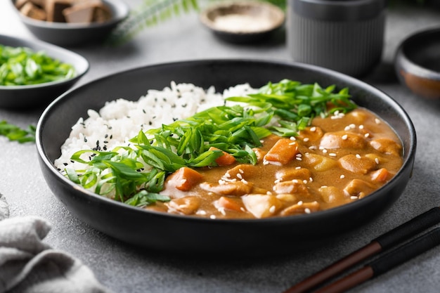 Curry japonés con arroz en un plato de cerámica negra enfoque selectivo