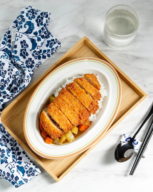 Curry japonés con chuleta de pollo crujiente Tonkatsu también popular como menú coreano diario