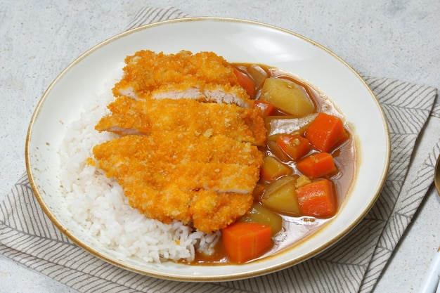 Curry katsu japonés con chuleta de pollo frito estilo comida japonesa