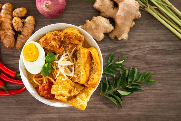 Curry Laksa, eine beliebte traditionelle scharfe und würzige Nudelsuppe aus der Kultur Malaysias