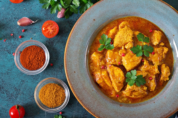 Curry mit Hühnchen und Zwiebeln. Indisches Essen. Asiatische Küche. Ansicht von oben