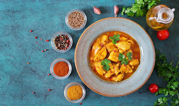 Curry mit Hühnchen und Zwiebeln. Indisches Essen. Asiatische Küche. Ansicht von oben